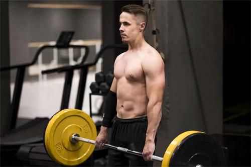 Powerlifting vs. Bodybuilding: What’s the Difference?